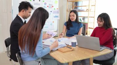 Takım elbiseli bir kadın ve erkek takımı olarak çalışmak, yeni belge projeleri hakkında fikir alışverişinde bulunmak, başarı stratejileri planlamak için birlikte çalışmak..