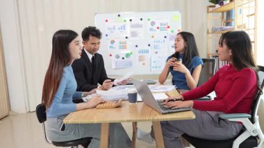 Takım elbiseli bir kadın ve erkek takımı olarak çalışmak, yeni belge projeleri hakkında fikir alışverişinde bulunmak, başarı stratejileri planlamak için birlikte çalışmak..