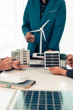 Rüzgar türbini projeleri için yenilenebilir ve güneş enerjisi sistemleri tasarlayan akıllı yeni nesil tasarım mühendisleri, rüzgar türbini ve güneş sistemi üzerinde çalışıyorlar..