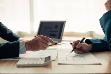 Tartışma sırasında iş adamlarının ellerini kapat. Mali tablolar ve grafikler masada. Başarılı bir takım çalışması. İş toplantısı.