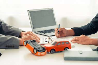 Araba satıcısı müşteriye sigorta bilgilerini ve araba kiralama bilgilerini bildirir ve kaza sigortası sözleşmesini imzalar..