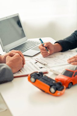 Araba satıcısı müşteriye sigorta bilgilerini ve araba kiralama bilgilerini bildirir ve kaza sigortası sözleşmesini imzalar..