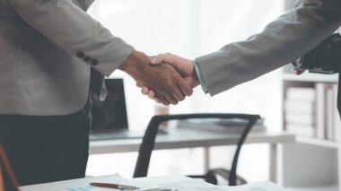İş görüşmeleri ve el sıkışma kavramı, iş ortaklarının el sıkışırken çekilmiş yakın plan fotoğraflarıyla insanlar arasındaki bağlantıyı gösteriyor..