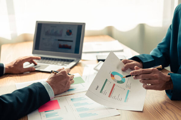 Деловые люди говорят о графиках и графиках, показывающих результаты успешной совместной работы. Рост бизнеса показывает результаты совместной работы.