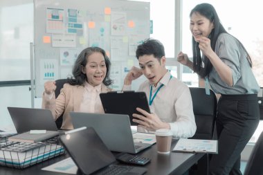 Bir grup başarılı iş adamı resmi takım elbiseler giyip, mutlu mesut ellerini kaldırarak başarılarını kutluyorlar..