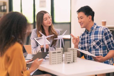 Çevre dostu ofis, iş toplantısı, yaratıcı çevre dostu konsept, kurumsal insanlar, sürdürülebilir elektrik, yenilenebilir enerji hakkında endüstriyel mühendisler buluşması.