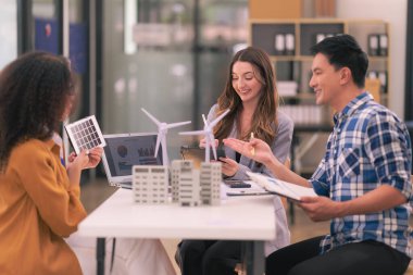 Çevre dostu ofis, iş toplantısı, yaratıcı çevre dostu konsept, kurumsal insanlar, sürdürülebilir elektrik, yenilenebilir enerji hakkında endüstriyel mühendisler buluşması.