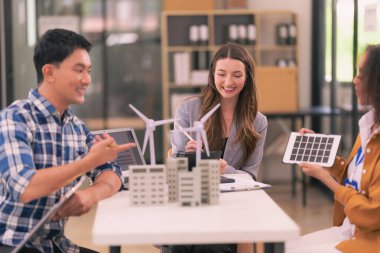 Çevre dostu ofis, iş toplantısı, yaratıcı çevre dostu konsept, kurumsal insanlar, sürdürülebilir elektrik, yenilenebilir enerji hakkında endüstriyel mühendisler buluşması.