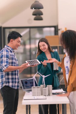 Çevre dostu ofis, iş toplantısı, yaratıcı çevre dostu konsept, kurumsal insanlar, sürdürülebilir elektrik, yenilenebilir enerji hakkında endüstriyel mühendisler buluşması.
