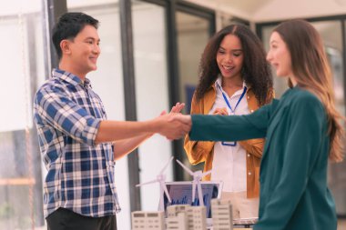 Mimarlar ve mühendisler müteahhitlerle tanışıyor, müteahhitleri ve emlak konsepti bakım anlaşmalarında ortakları desteklemek için el ele tutuşuyorlar..