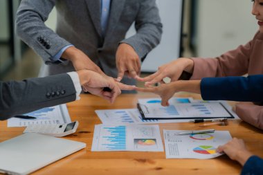 İş adamlarının el sıkışması. Birlik ve takım çalışması kavramı. Kontratla ilgili toplantı. İş adabı. Kutlarım. Birleşme ve satın alma kavramı.