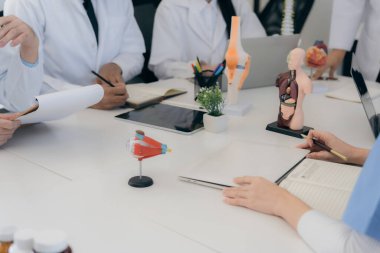 Vücut organları tıbbi araştırma konsepti ile insan iskeleti modeli üzerinde çalışan üniversite öğrencileri veya genç doktorlar için anatomi