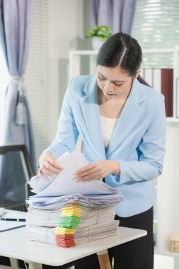 Masada belgelerle çalışan kadın, el ele tutuşan kalem, belge ve dosya, belge organizasyonu, mali bilgileri kontrol, sözleşme imzalama, masa.