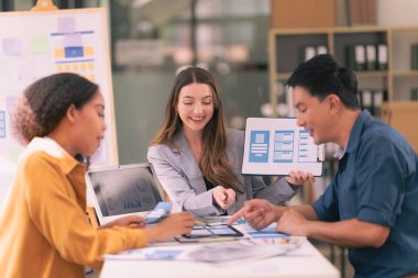 Bir tasarım ekibi arayüz düzenlerini analiz etmeye ve UI / UX Front Designer Preview ile mobil yanıt atölyesinde kullanıcı deneyimini geliştirmeye odaklanmıştır..