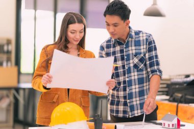 Endüstriyel mühendislerden oluşan bir ekip makine planlarını analiz etmek ve masada projeleri tartışmak için bir araya gelecek..