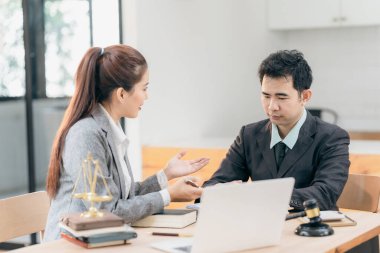 Profesyonel iş adamları hukuk bürosunda çalışıyor ve tartışıyorlar. Yargıcın adalet terazisiyle tokmağı. Hukuk bürosunda danışma ve tartışma toplantısı.