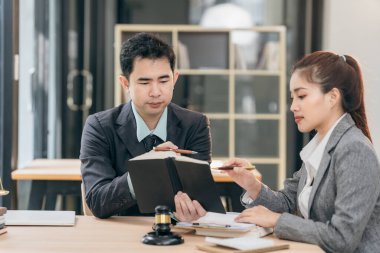Profesyonel iş adamları hukuk bürosunda çalışıyor ve tartışıyorlar. Yargıcın adalet terazisiyle tokmağı. Hukuk bürosunda danışma ve tartışma toplantısı.