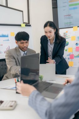 Takım elbiseli girişimci şirket konferans odasında pazarlama stratejisi hakkında beyin fırtınası yapıyor. İş grubu proje analizi planı hakkında beyin fırtınası. Dikey resim.