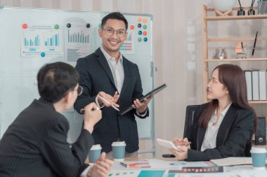 İş adamları yatırım ve iş büyümesi hakkında grafikler ve grafikler üzerinde tartışıyorlar. Ofisteki mali verileri analiz eden iş arkadaşları.