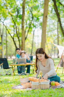 Ormanda seyahat eden ve kamp yapan Asyalı aile aile aile, aile zamanı, macera ve seyahat konsepti aile aktiviteleri ve açık hava aktiviteleri sırasında mutlu hisseder.