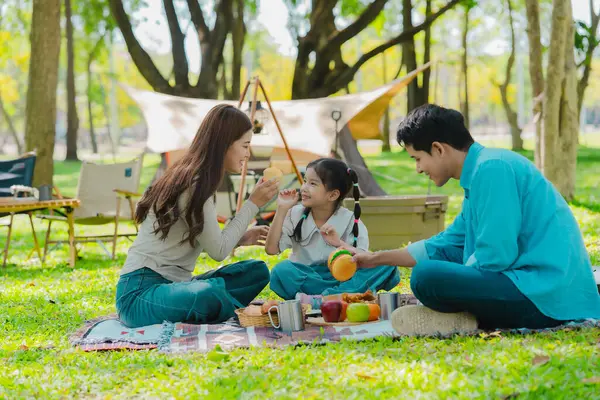 Ormanda seyahat eden ve kamp yapan Asyalı aile aile aile, aile zamanı, macera ve seyahat konsepti aile aktiviteleri ve açık hava aktiviteleri sırasında mutlu hisseder.