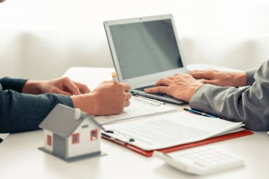 Emlakçı ev satın alma sözleşmesinin şartlarını görüştü ve müvekkilden sözleşmeyi yasal olarak tamamlamak için belgeyi imzalamasını istedi..