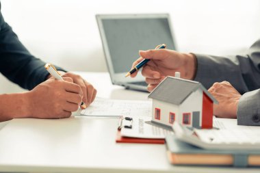 Emlakçı ev satın alma sözleşmesinin şartlarını görüştü ve müvekkilden sözleşmeyi yasal olarak tamamlamak için belgeyi imzalamasını istedi..