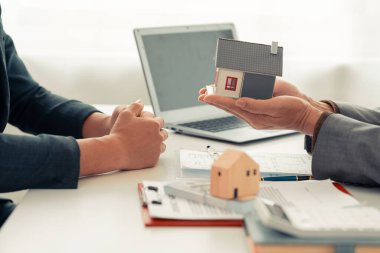 Emlakçı ev satın alma sözleşmesinin şartlarını görüştü ve müvekkilden sözleşmeyi yasal olarak tamamlamak için belgeyi imzalamasını istedi..