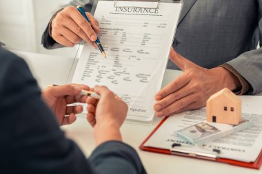 Emlakçı ev satın alma sözleşmesinin şartlarını görüştü ve müvekkilden sözleşmeyi yasal olarak tamamlamak için belgeyi imzalamasını istedi..