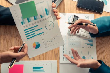 İş adamları tartışıyor, masada finansal tablolar ve grafikler var, başarılı takım çalışmalarının sonuçlarını gösteren grafikler ve grafikler hakkında tartışıyorlar..