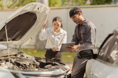 Sigorta acentesi, araba kazalarının hemen ardından sigorta acentesinin verdiği hasardan sonra araba hasarını denetliyor.