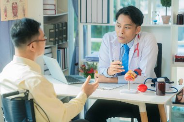 Masada otururken kardiyolog ve hasta konuşması kavramı. Profesyonel tıbbi ve kardiyoloji hizmetleri için tıbbi ve sağlık konsepti.