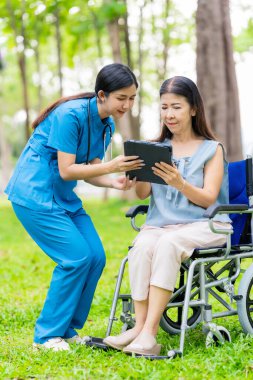 Bakıcı yaşlıları sağlık terapisi için parka götürüyor. Yaşlılar için sigorta konsepti, mutlu emeklilik.