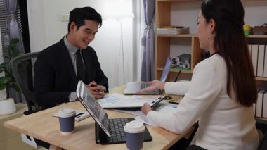 Asyalı iş ortakları anlaşmaya varmak için konuşuyor ve tokalaşıyor, bir yatırım sözleşmesi imzalıyor, iş gecesi anlaşma belgesi imzalıyor, yavaş çekim video.