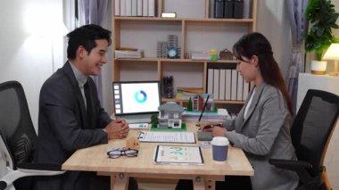 Asyalı emlak girişimcileri ortak bir işe yatırım yapmak için el ele tutuşuyorlar. Sigorta veya banka çalışanları tasarruf veya yatırım işi kurmak için bir çiftle el ele verdiler.