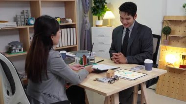 Asyalı emlak girişimcileri ortak bir işe yatırım yapmak için el ele tutuşuyorlar. Sigorta veya banka çalışanları tasarruf veya yatırım işi kurmak için bir çiftle el ele verdiler.