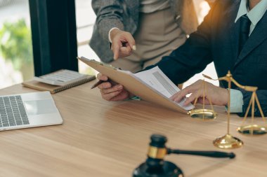Mahkeme salonu, tokmak ve hukuk müşaviri. Adalet ve avukat kavramı. Yargıç tokmağı masada, kapatın..