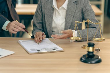 Mahkeme salonu, tokmak ve hukuk müşaviri. Adalet ve avukat kavramı. Yargıç tokmağı masada, kapatın..