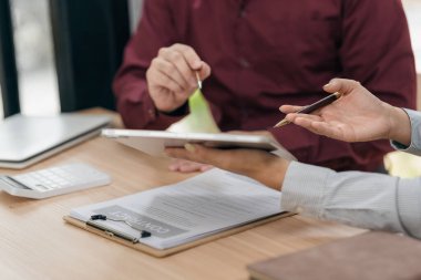 İş adamları finansal belge veri grafikleri ve grafikleri kullanmayı tartışıyor. İş toplantısı. Ticari büyüme stratejisi ve başarısını belirlemek için mali analiz.