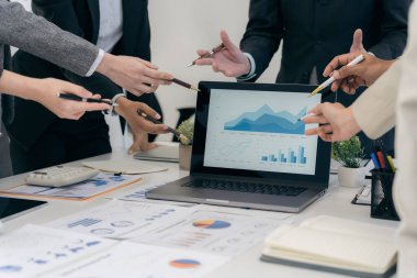 İş adamları finansal belge veri grafikleri ve grafikleri kullanmayı tartışıyor. İş toplantısı. Ticari büyüme stratejisi ve başarısını belirlemek için mali analiz.