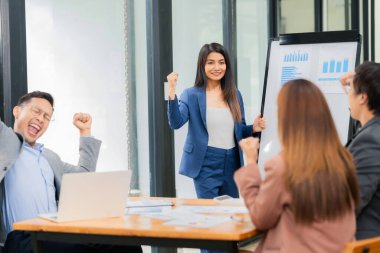 Takım elbiseli bir grup mutlu Asyalı iş adamı finansal istatistikleri analiz ediyor. Toplantı, tartışma, kurumsal konsept.