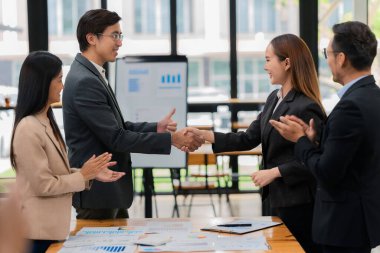 İş adamları görüştükten sonra el sıkışıyor ve birbirlerini selamlıyorlar. Mutlu ve dost canlısı meslektaşlar birbirlerini selamlıyor, konuşuyor, uzlaşıyorlar..