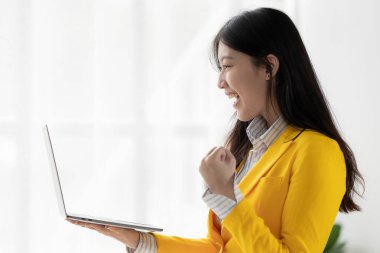 Bilgisayarı kullanan, finansal verileri analiz eden, masa başı, serbest çalışan, çevrimiçi pazarlama, ekommerce, tele pazarlama kavramını kullanan Asyalı bir kadın..