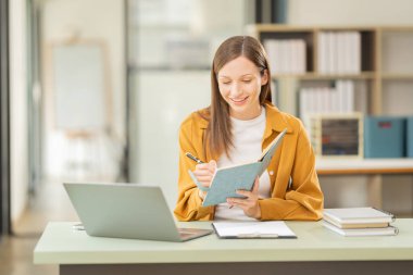 Eğitim, teknoloji, internet ve insanlar kavramı - Dizüstü bilgisayarlı gülümseyen genç kadın kahve dükkanında oturuyor ve çalışıyor. Teknoloji konsepti.