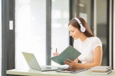 Eğitim, teknoloji, internet ve insanlar kavramı - Dizüstü bilgisayarlı gülümseyen genç kadın kahve dükkanında oturuyor ve çalışıyor. Teknoloji konsepti.