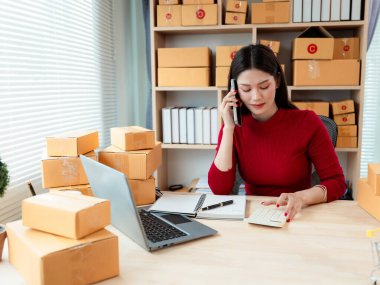 Küçük işletme girişimcileri, KOBİ 'ler ve bağımsız girişimler, müşterilere paketleme ve satma hazırlığı için çevrimiçi siparişleri almak ve kontrol etmek için dizüstü bilgisayar ve kutular kullanırlar.