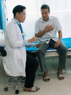 Kötü durumda olan bir doktor ve yaşlı bir erkek hasta muayene için bir doktora giderler. Yaşlılar için sağlık hizmeti kavramı.