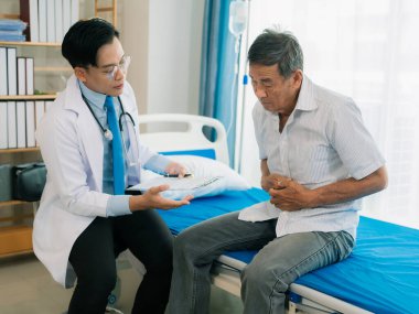 Mide ağrısı olan yaşlı bir Asyalı gıda zehirlenmesi nedeniyle bir doktoru ziyaret etti.