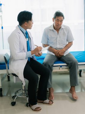 Bir erkek ellerini cinsel organının önünde tutar, rahatsız hisseder, doktora, cinsel yolla bulaşan hastalığa, testis kanserine, mesane sorununa, sağlık konseptine danışmalıdır..