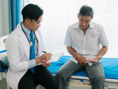 Bir erkek ellerini cinsel organının önünde tutar, rahatsız hisseder, doktora, cinsel yolla bulaşan hastalığa, testis kanserine, mesane sorununa, sağlık konseptine danışmalıdır..